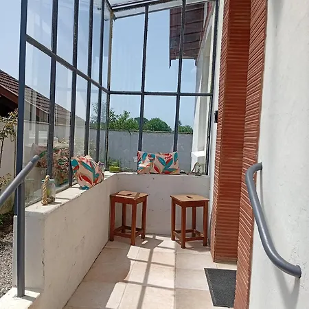 Apartment Avec Jardin Prive